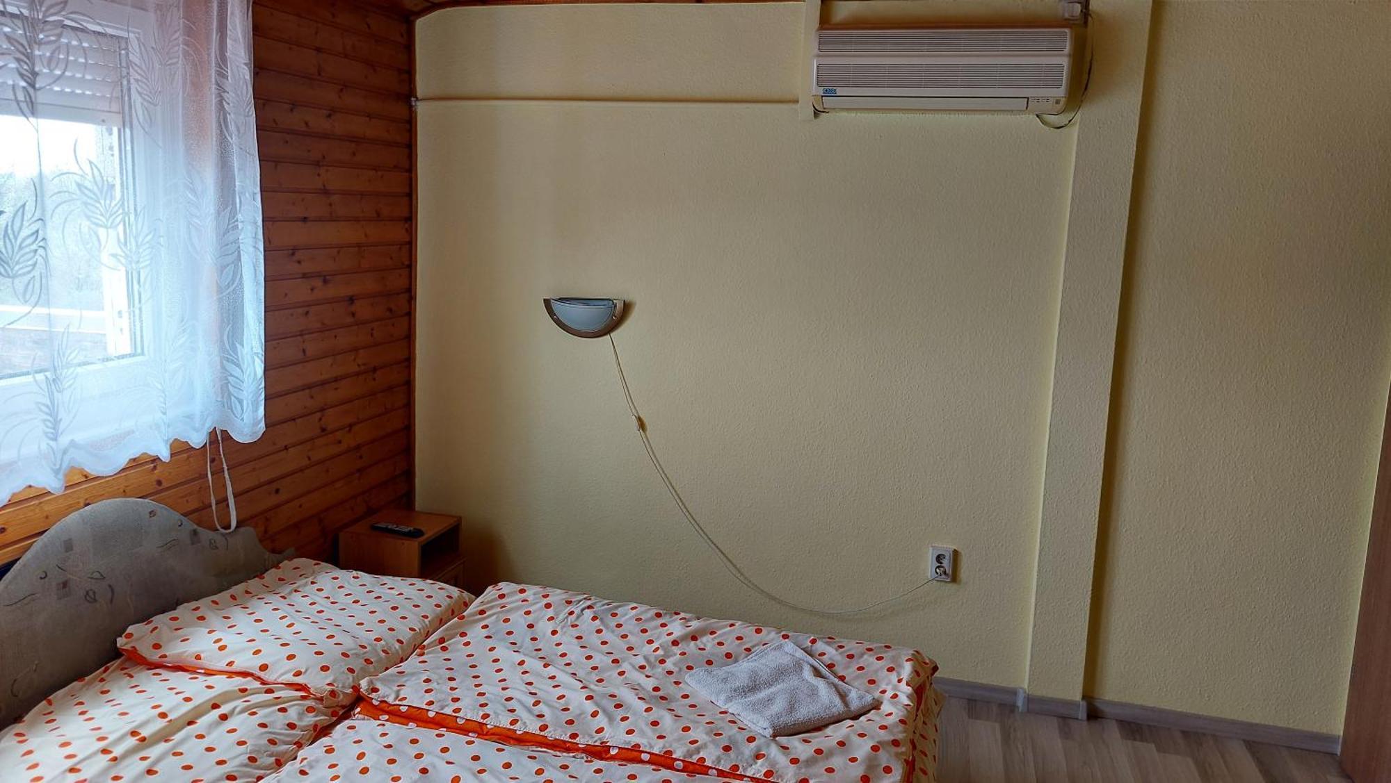 Napsugár Panzió Vác Exterior foto